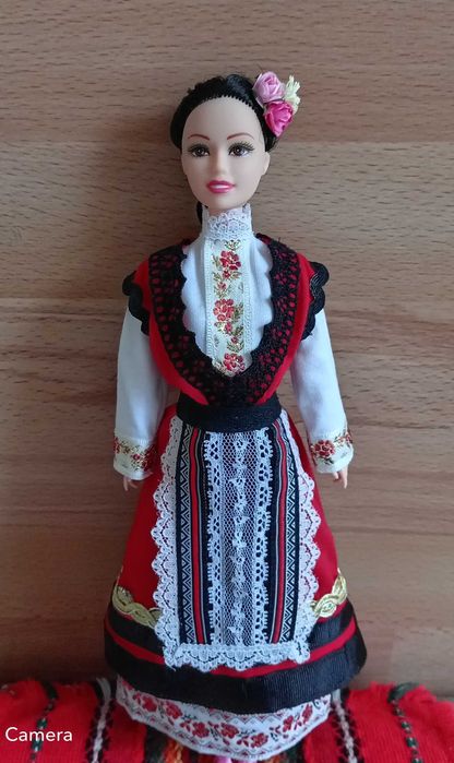 Сувенирна кукла Искра с Копривщенска народна носия.