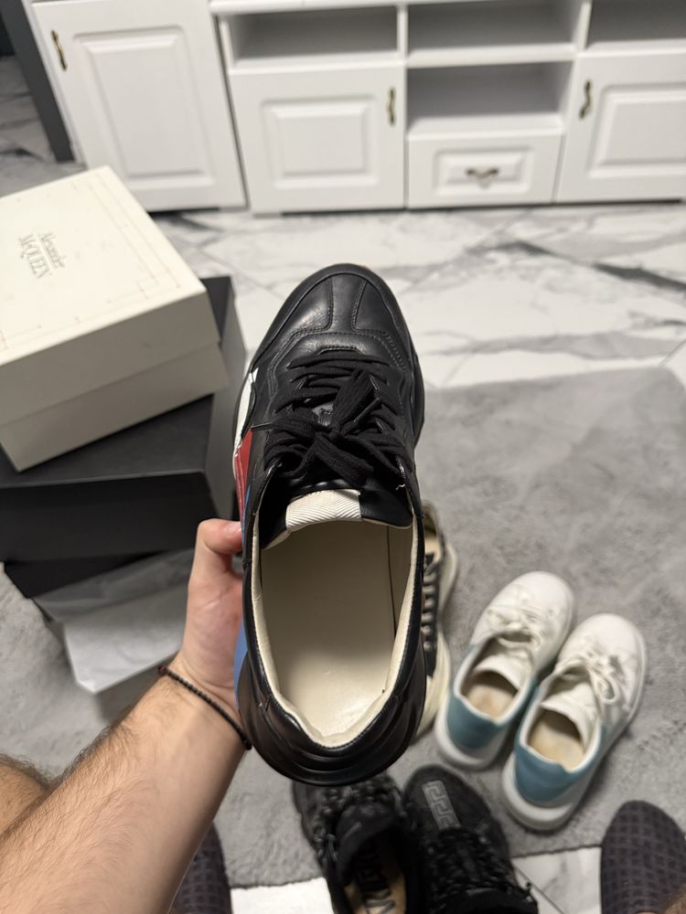 adidasi gucci marimea 42,5 purtati de cateva ori