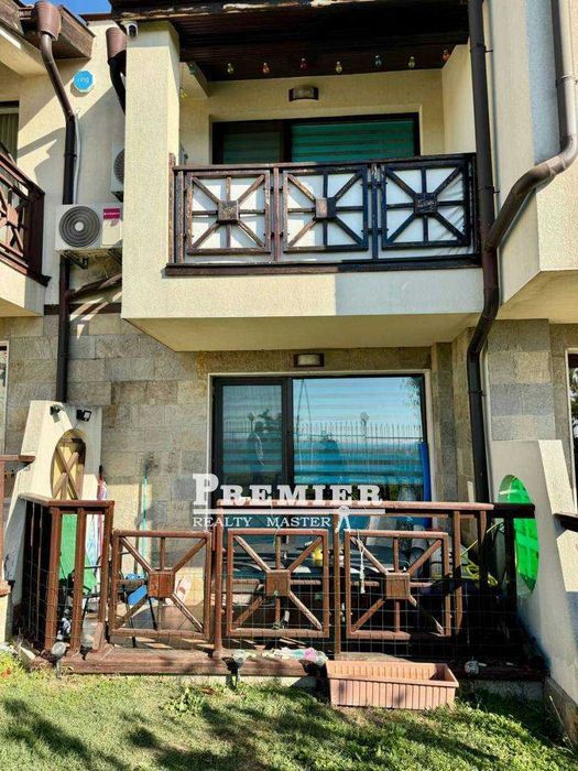 Предлагаме  за продажба масивна двуетажна къща