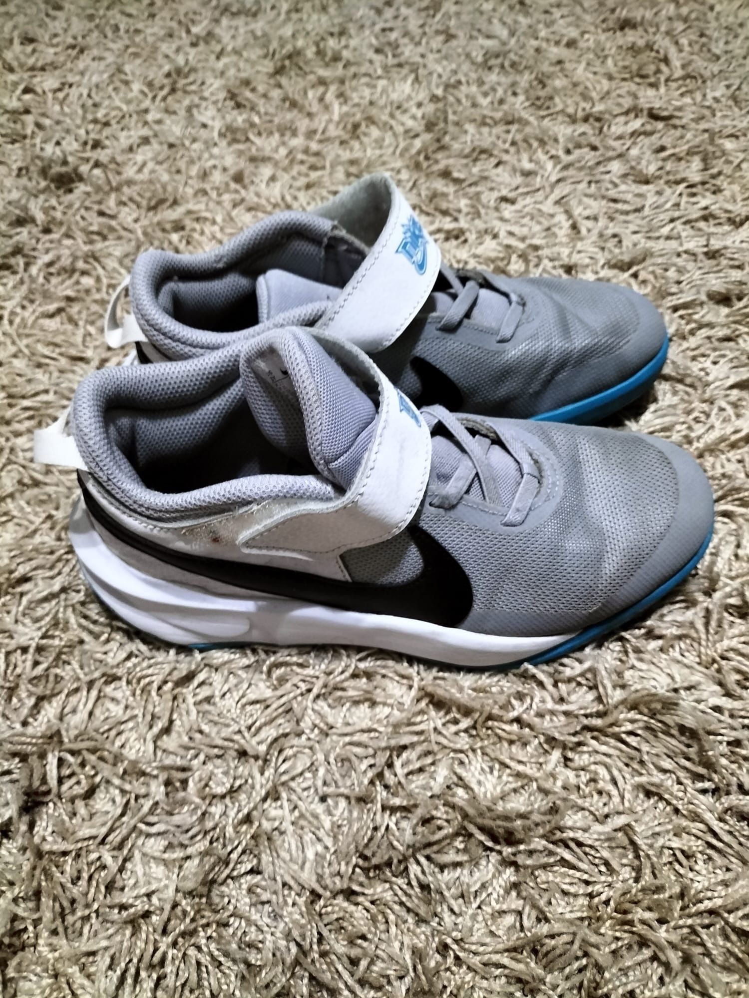 Vând papuci Nike.