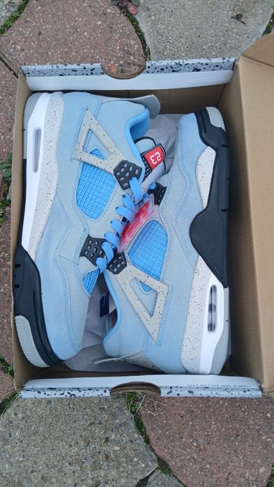NOI ! JORDAN 4 University blue