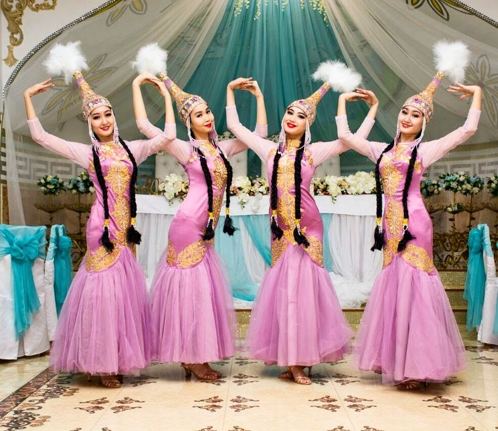 Продам национальные казахские платья + саукеле! Дешево!