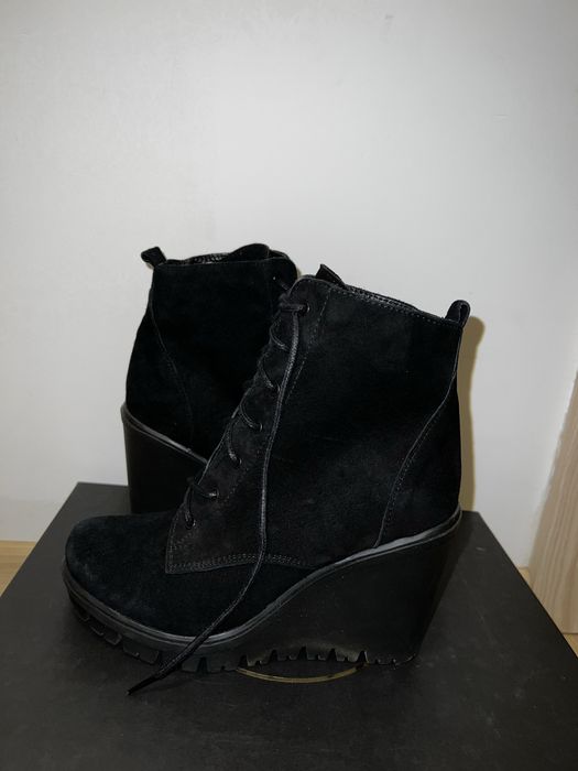 Botine piele intoarsa si blanita