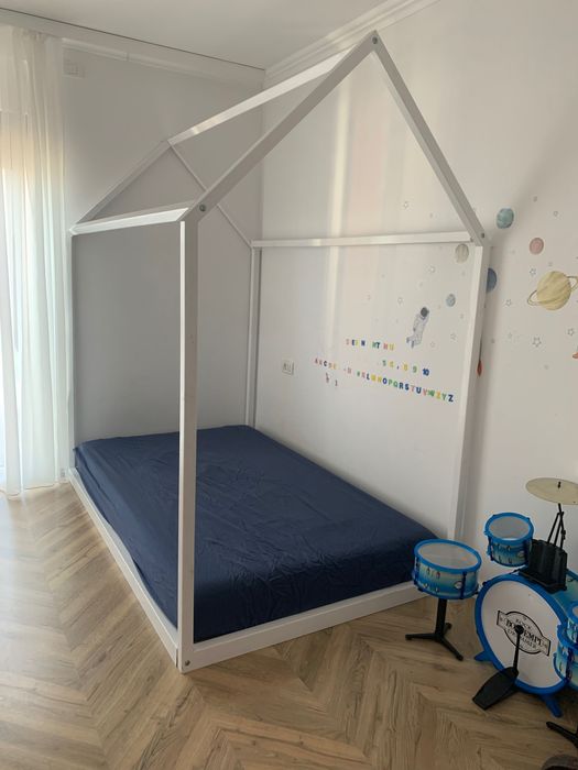 Vând pat casuta montessori 140x200cm, saltea inclusă