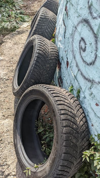 Продам резину зимнюю шипованную MICHELIN