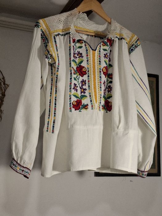 Ie și poale costum popular