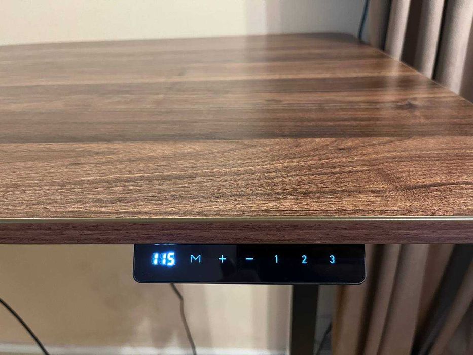 Компьютерный (пиcьменный, рабочий) cтол с регулируемой высoтой