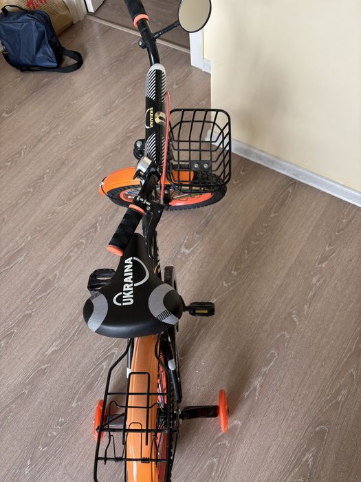 Бу велик почти новый оранжевого цвета