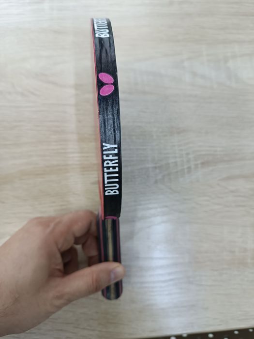 Профессиональная ракетка для тениса.