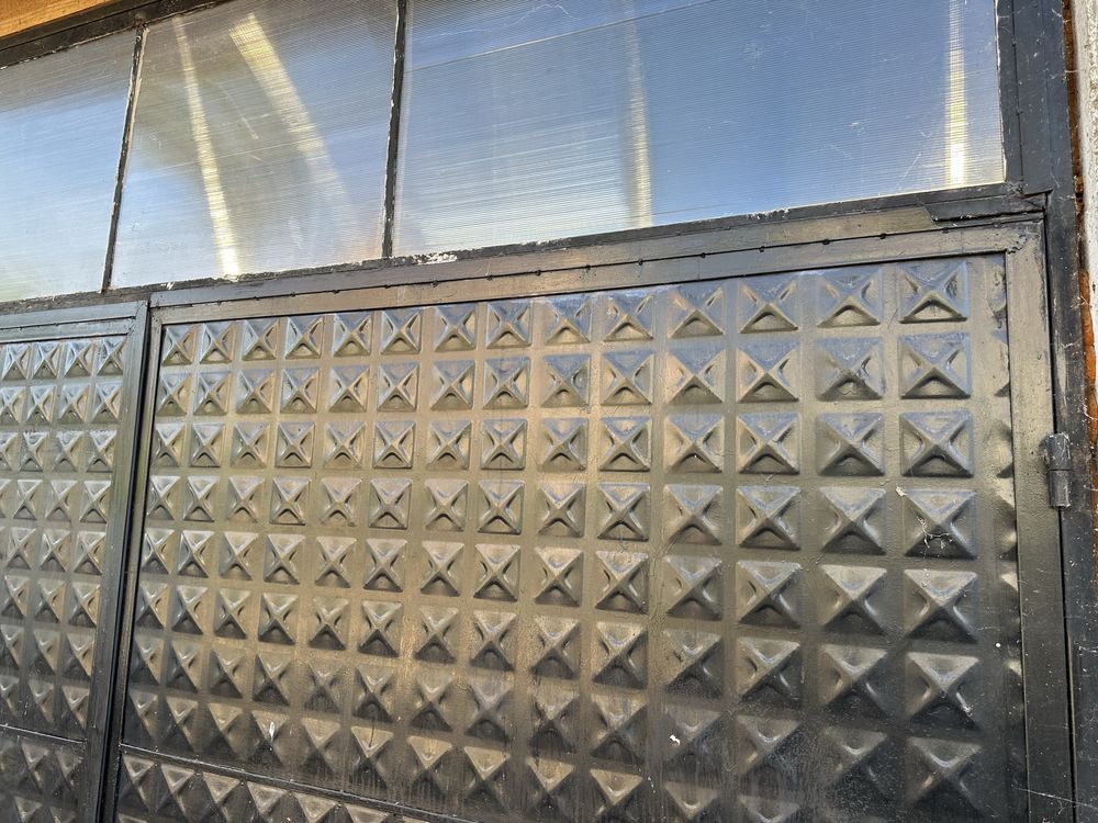 Продавам масивна Гаражна врата с надстройка