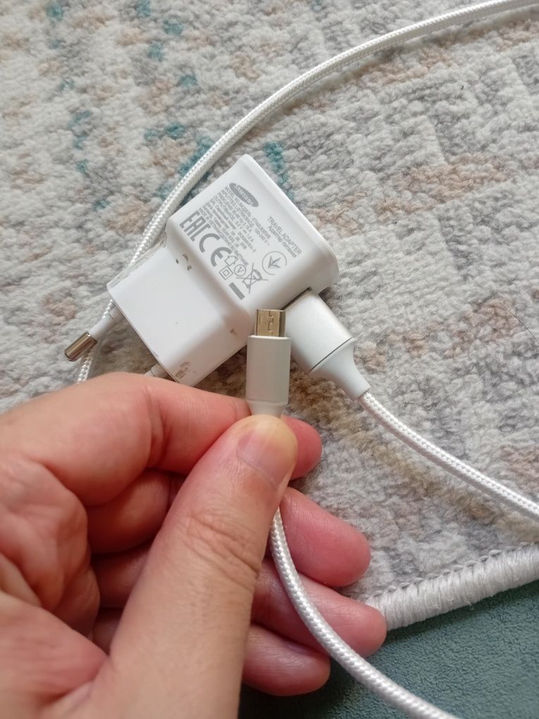 Продам оригинальную зарядку Самсунг с кабелем микро USB. Без торга!