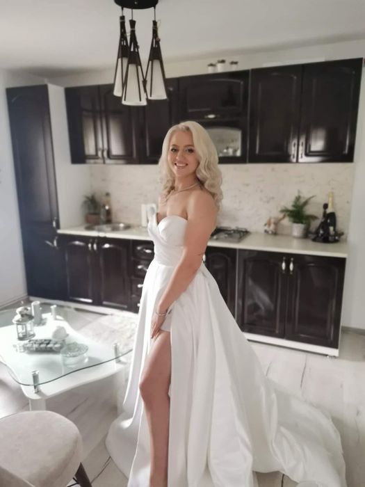 Vând rochii de mireasă!