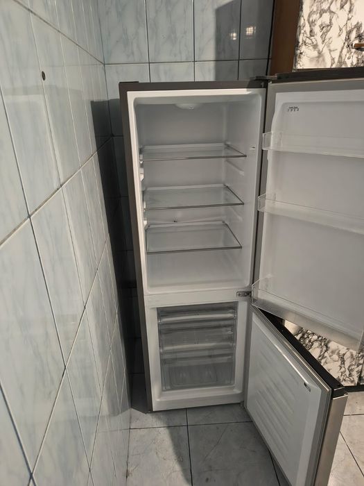 Vând frigider aproape nou