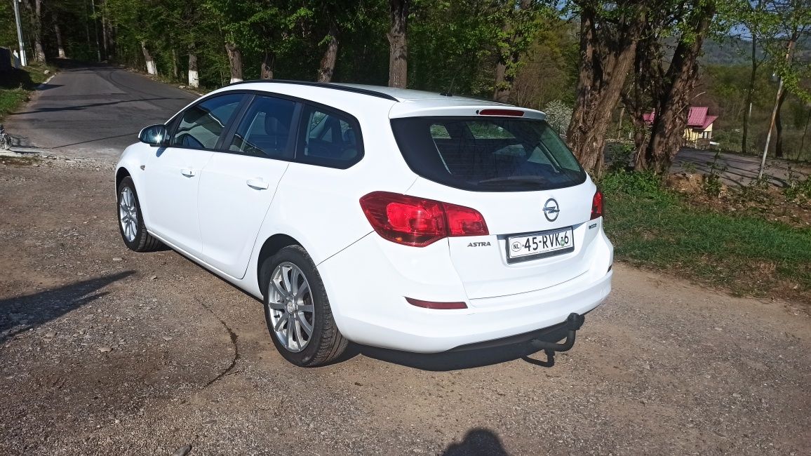 Opel Astra J 2011 - Plata și în rate!