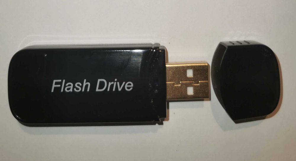 Camera spion disimulata in stick usb