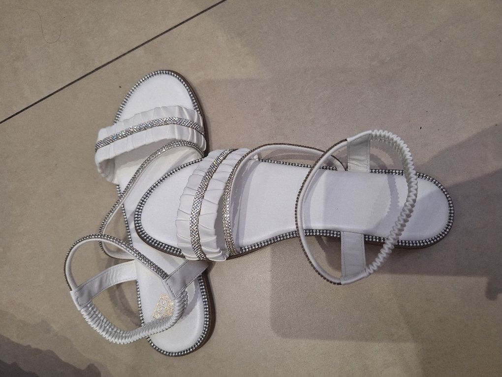 Sandale albe cu toc și fără toc noi!!!