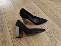 Велурени обувки Guess