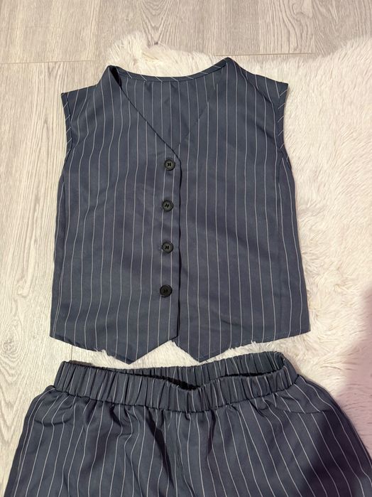 Костюм от две части сиво на раета