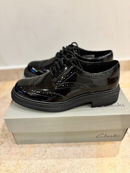 Нови Clarks лачени обувки