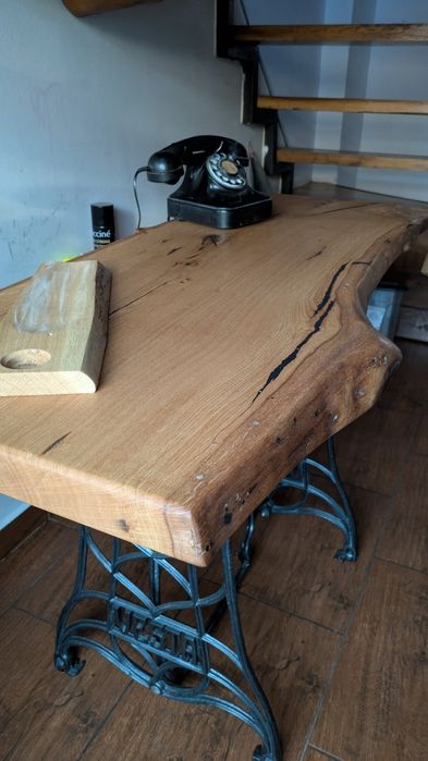 Masă din Stejar Masiv cu Picioare de Fontă Vesta – Piesă Unicat,