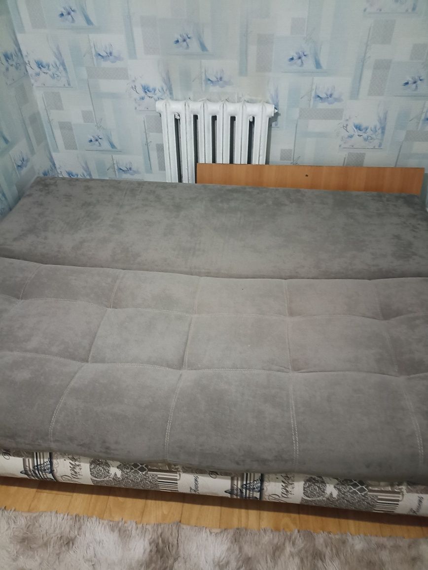 Продаётся диван 2-х спалка б/у пол года,в отличном сост