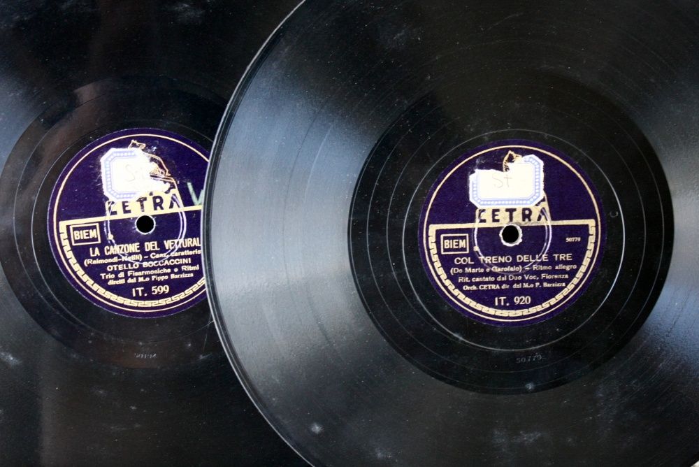 Грамофонни плочи бакелитени 8 бр. в албум патефон ретро грамофон