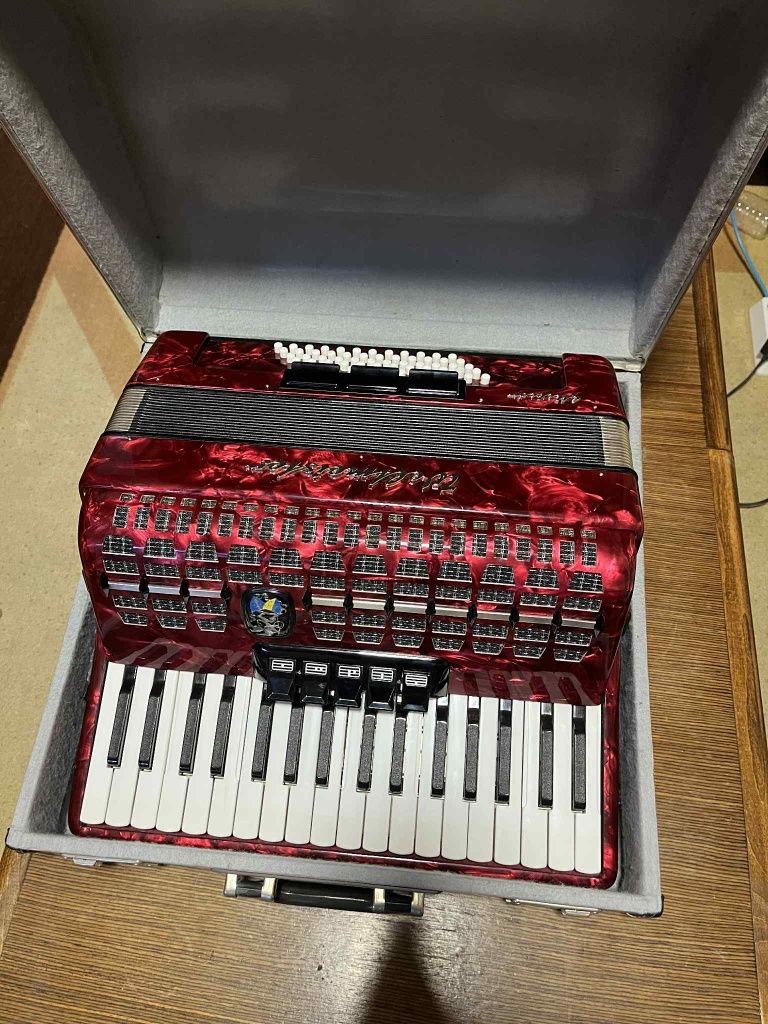 Продавам акордеон Weltmeister Meteor (ГДР) с оригинален куфар