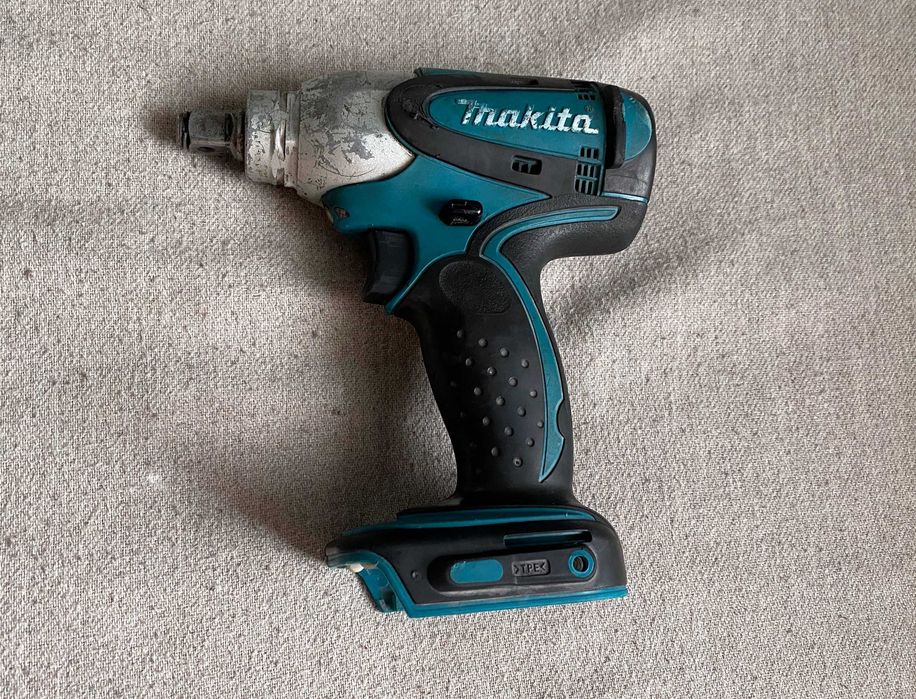 Masina insurubat impact Makita DTW251 18V patrat 1/2 inch 230 Nm corp