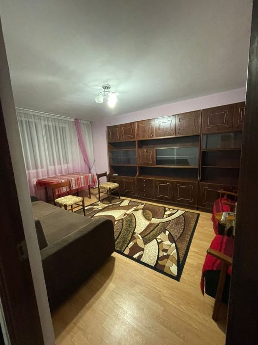 Închiriez apartament 3 camere zona piata Bistrița