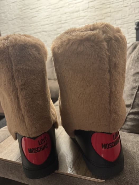 Зимни апрески - Марка "Moschino"