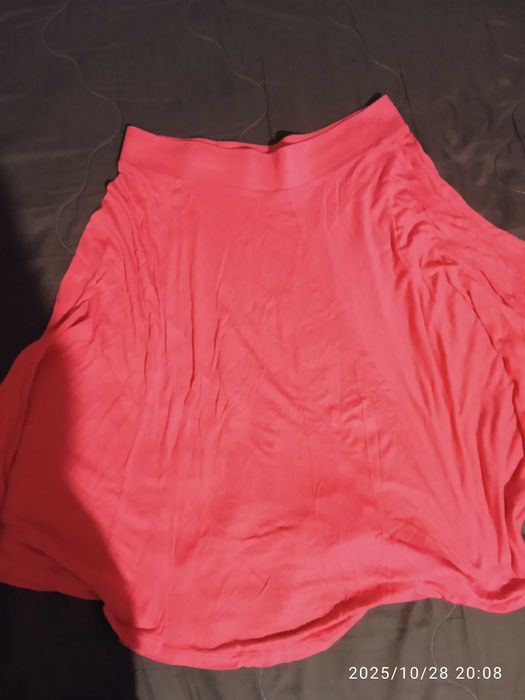 Подарявам дамски поли и рокли