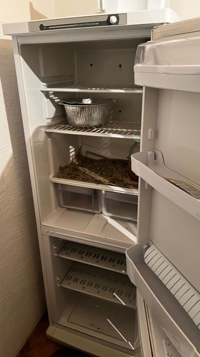 холодильник срочно продам