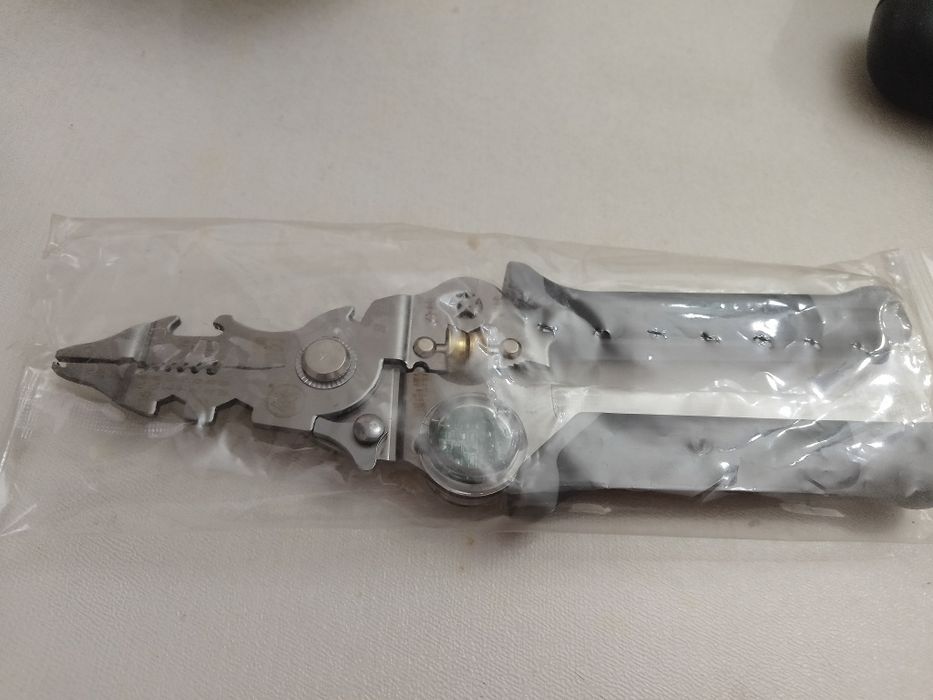 Многофункциональный инструмент для зачистки проводов разного сечения