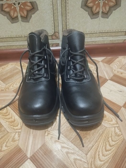 Продается зимня спец обувь 42 размера