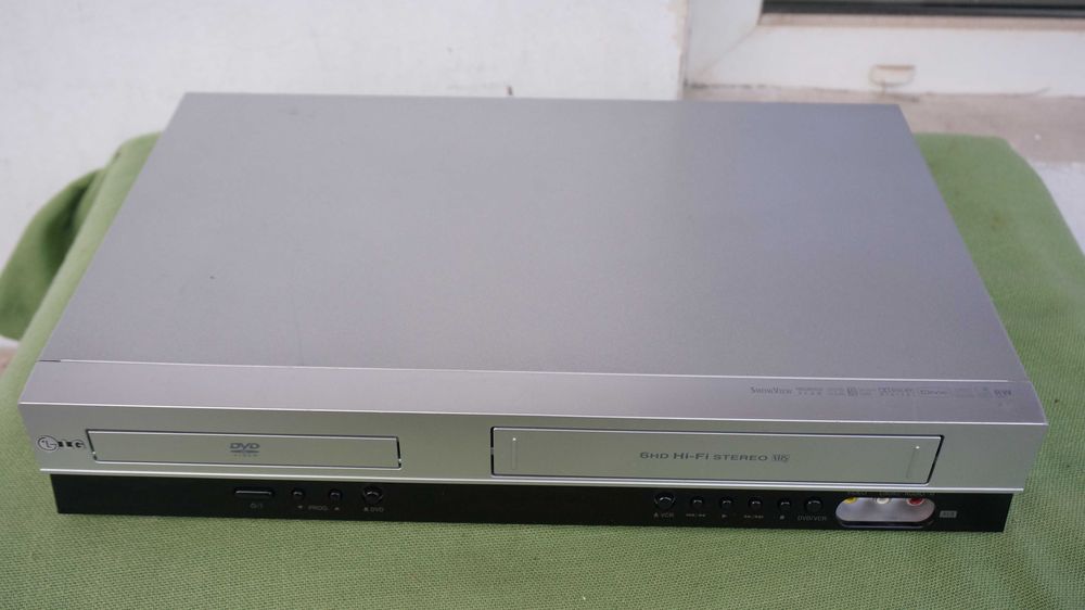 Video recorder VHS combo cu DVD player LG model V280 stereo Hi-Fi