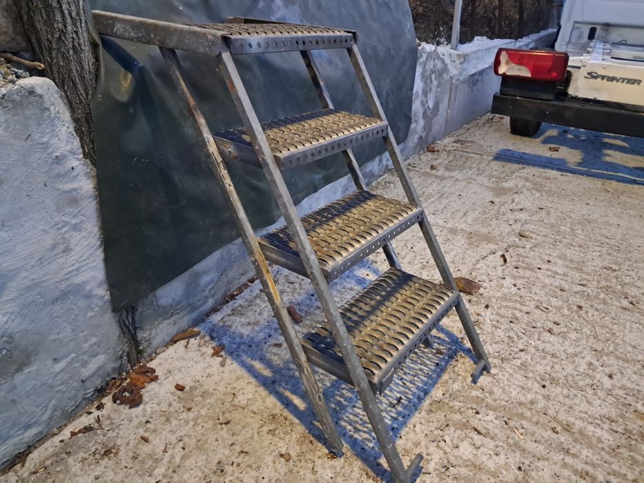 Малка стълба згаваема поцинкована от товарен бус  фургон