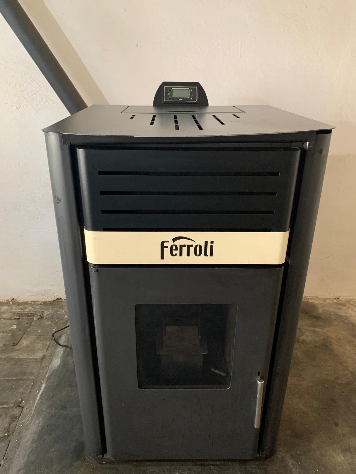 Vând termoșemineu Ferroli Mirano Pellet N