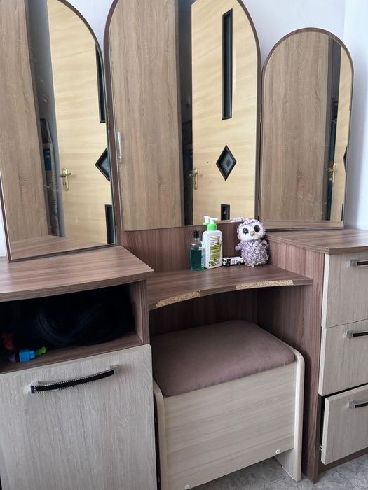 Женский косметический столик