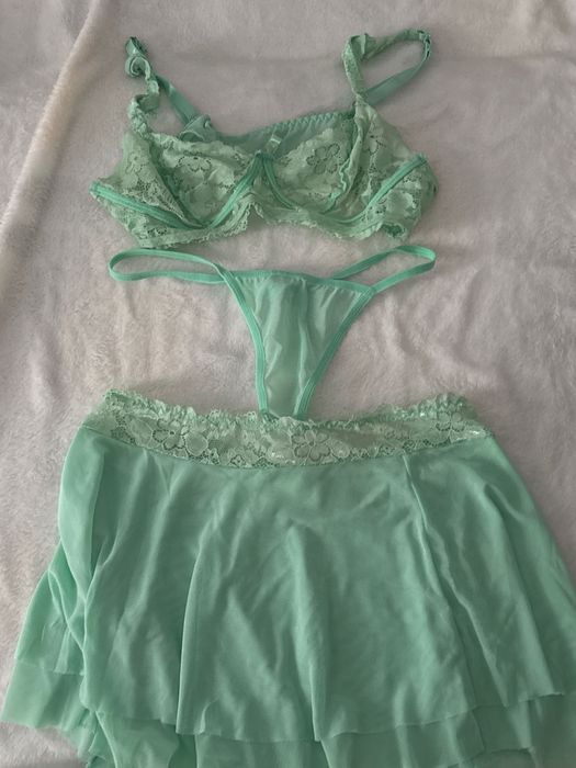 Vând costume de baie și articole pentru plajă.