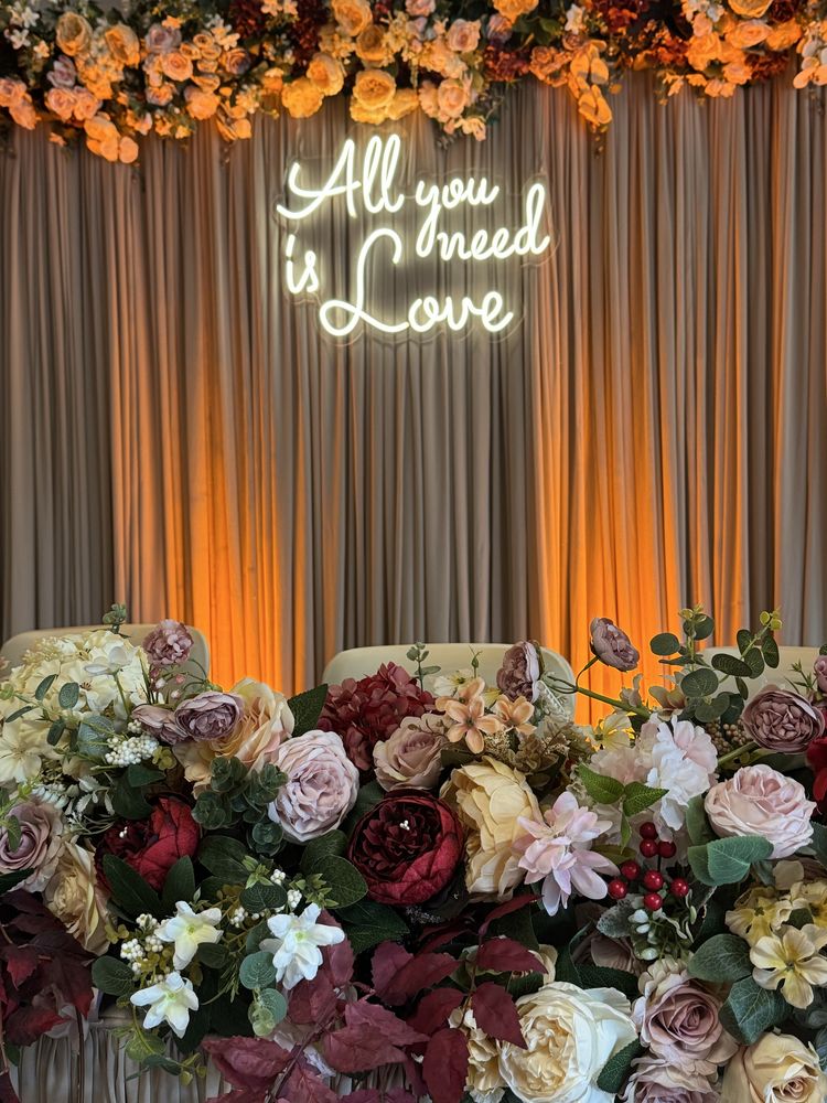 Светещ надпис All you need is love
