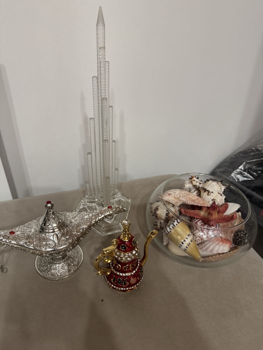 Статуэтки разные, ракушки разные