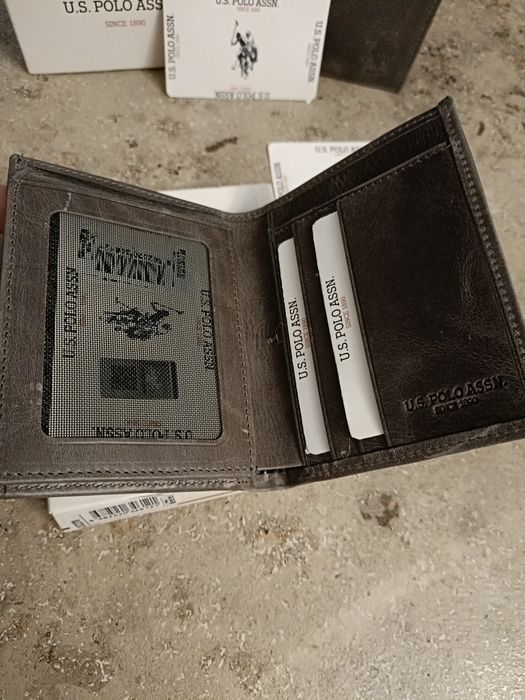 Vând portofele noi  originale Polo !