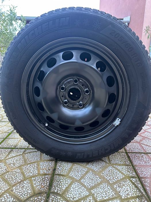 Vand cauciucuri de iarna Michelin an 2023 cu jante 205/60 R 16