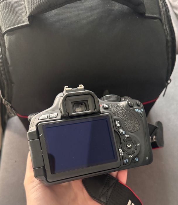 Фотоапарат CANON EOS 600D + Обектив и Аксесоари