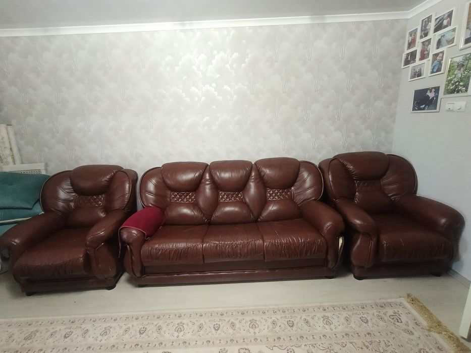 Продам кожаный диван