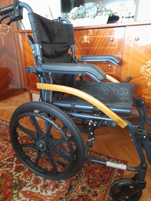Carucior cu rotile, in stare foarte buna , usor de manevrat
