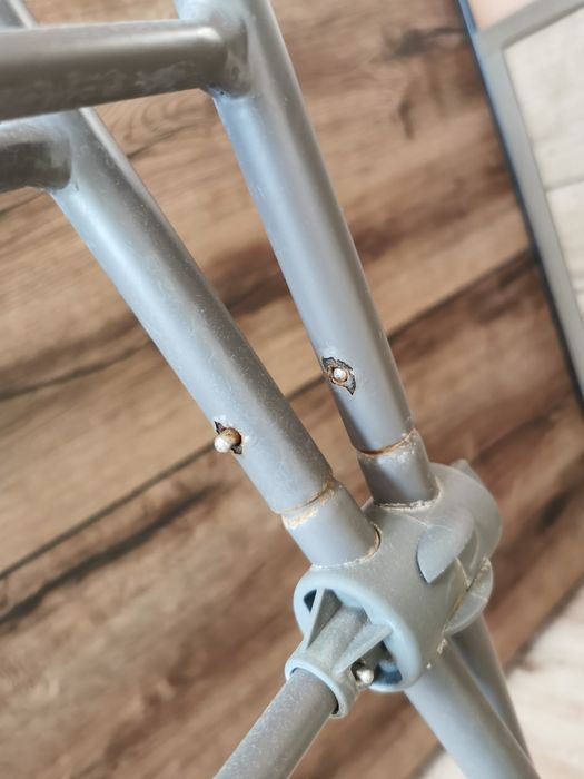 Продавам стойка и подложка за новородено за вана Stokke