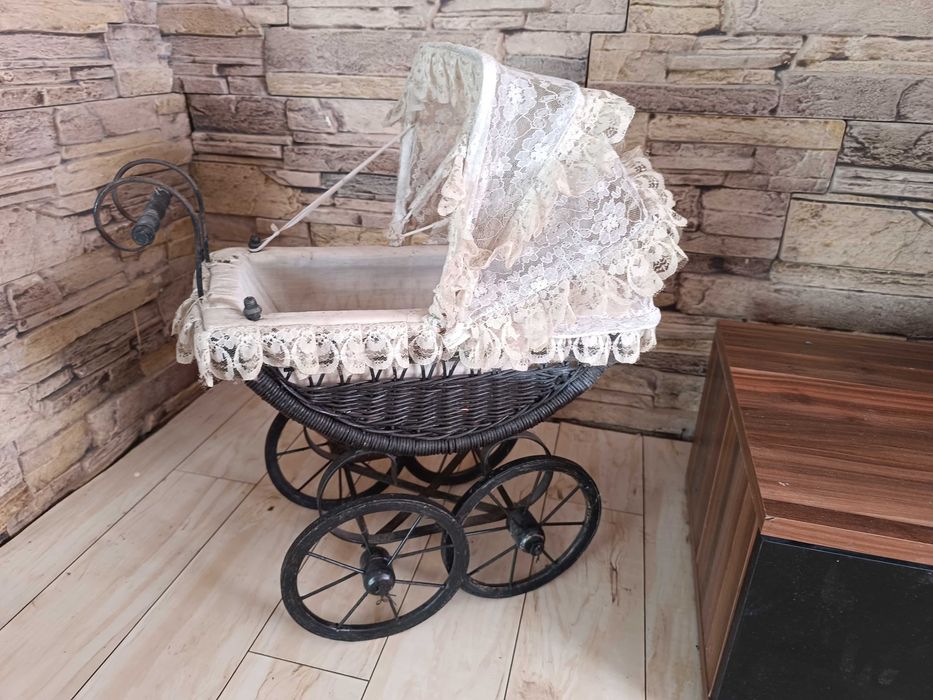 Старинна количка за кукли