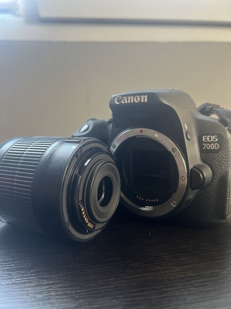 Canon 700D + чанта + комплект за почистване