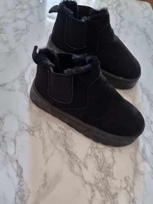 Уги новые, размер 38, цена: 6.000 тенге.